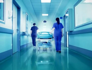 Πήγε στο νοσοκομείο με πόνους στην κοιλιά και οι γιατροί έμειναν άναυδοι από αυτό που είδαν μέσα της
